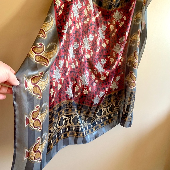 πποΈ Multi-patterned large vintage scarf - Picture 3 of 7